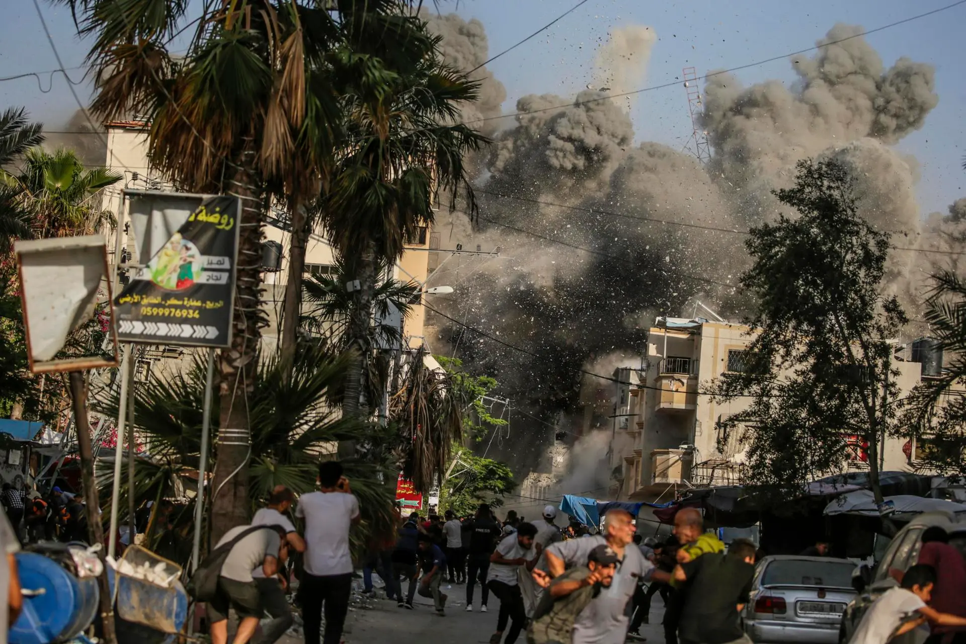 Explosión tras un ataque aéreo israelí contra el campo de refugiados de Al Bureije, en el sur de la Franja de Gaza, el pasado 3 de junio. EFE/EPA/Mohammed Saber