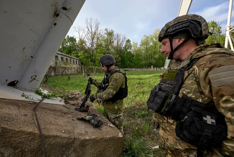 Personal militar inspecciona una zona atacada en Ucrania, en una imagen de archivo. EFE/EPA/Sergey Kovlov