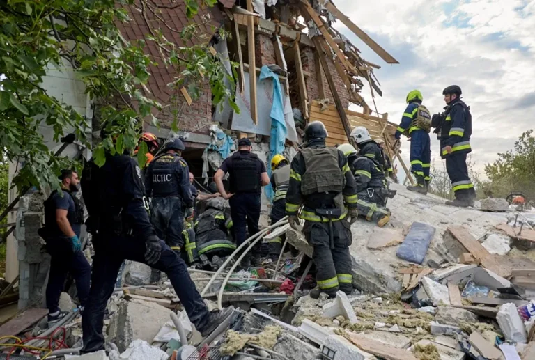 Rescatistas ucranianos trabajan en el lugar de un ataque con bomba planeadora contra un edificio en Jarkov. EFE/EPA/Sergey Kozlov