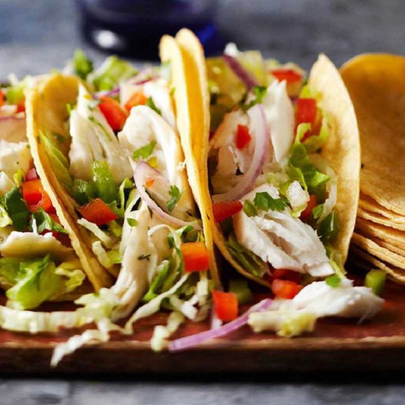 Tacos de corvina con salsa de chipotle y cilantro: así se prepara