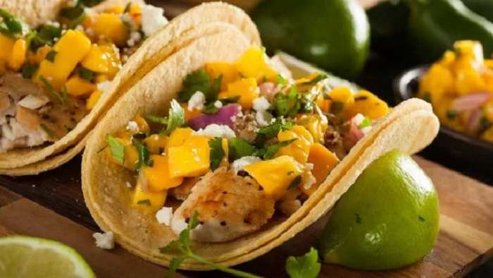 Tacos de pescado con salsa de mango