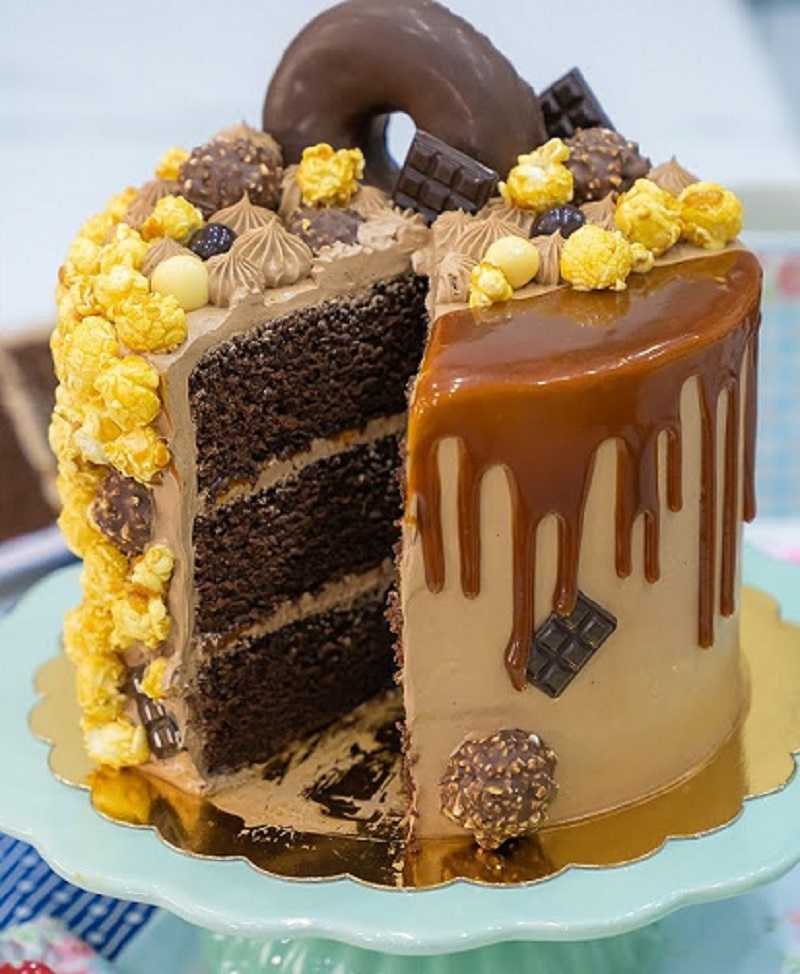 Pastel de chocolate y caramelo: rico postre para los cumpleaños