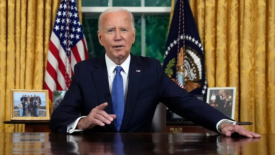 El presidente estadounidense Joe Biden se dirige a la nación desde la Oficina Oval de la Casa Blanca en Washington, DC, EE.UU., carrera presidencial del 24 de julio de 2024. EFE/EPA/Evan Vucci