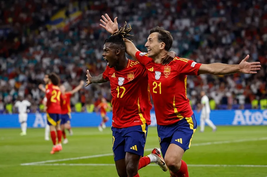 El delantero de la selección español Mikel Oyarzabal celebra con Nico Williams (i) el gol marcado ante Inglaterra que ha supuesto el 2-1 a favor del combinado español durante la final de la Euroopa de fúbol, UEFA EURO 2024, entre España e Inglaterra, en Berlín, Alemania. EFE /Alberto Estévez