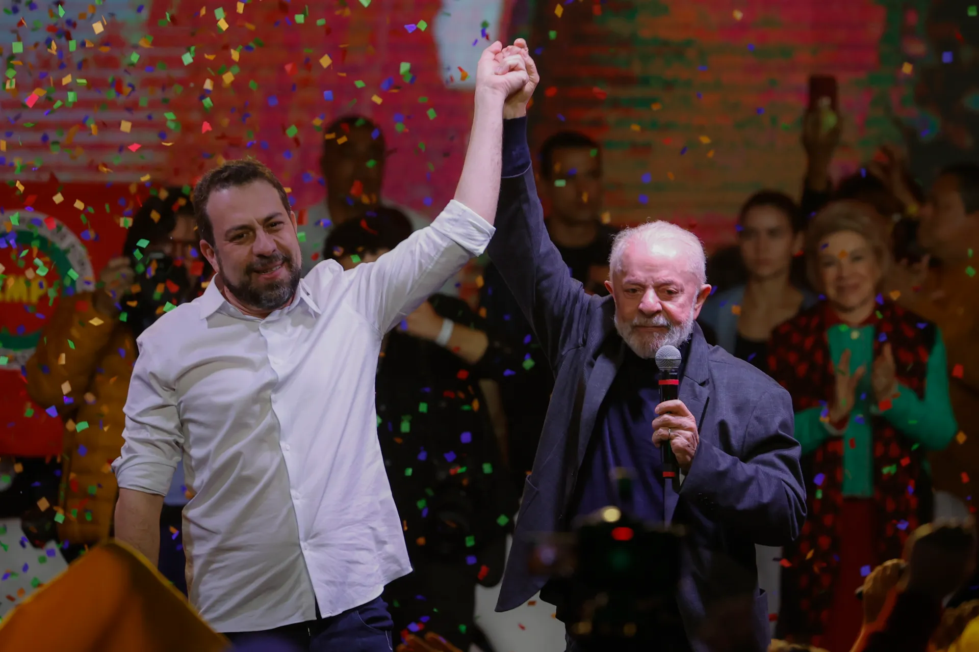 El presidente de Brasil, Luiz Inácio Lula da Silva, habla durante la presentación su candidato a la Alcaldía de São Paulo, el diputado Guilherme Boulos (i), este sábado en Sao Paulo (Brasil). EFE/Sebastião Moreira