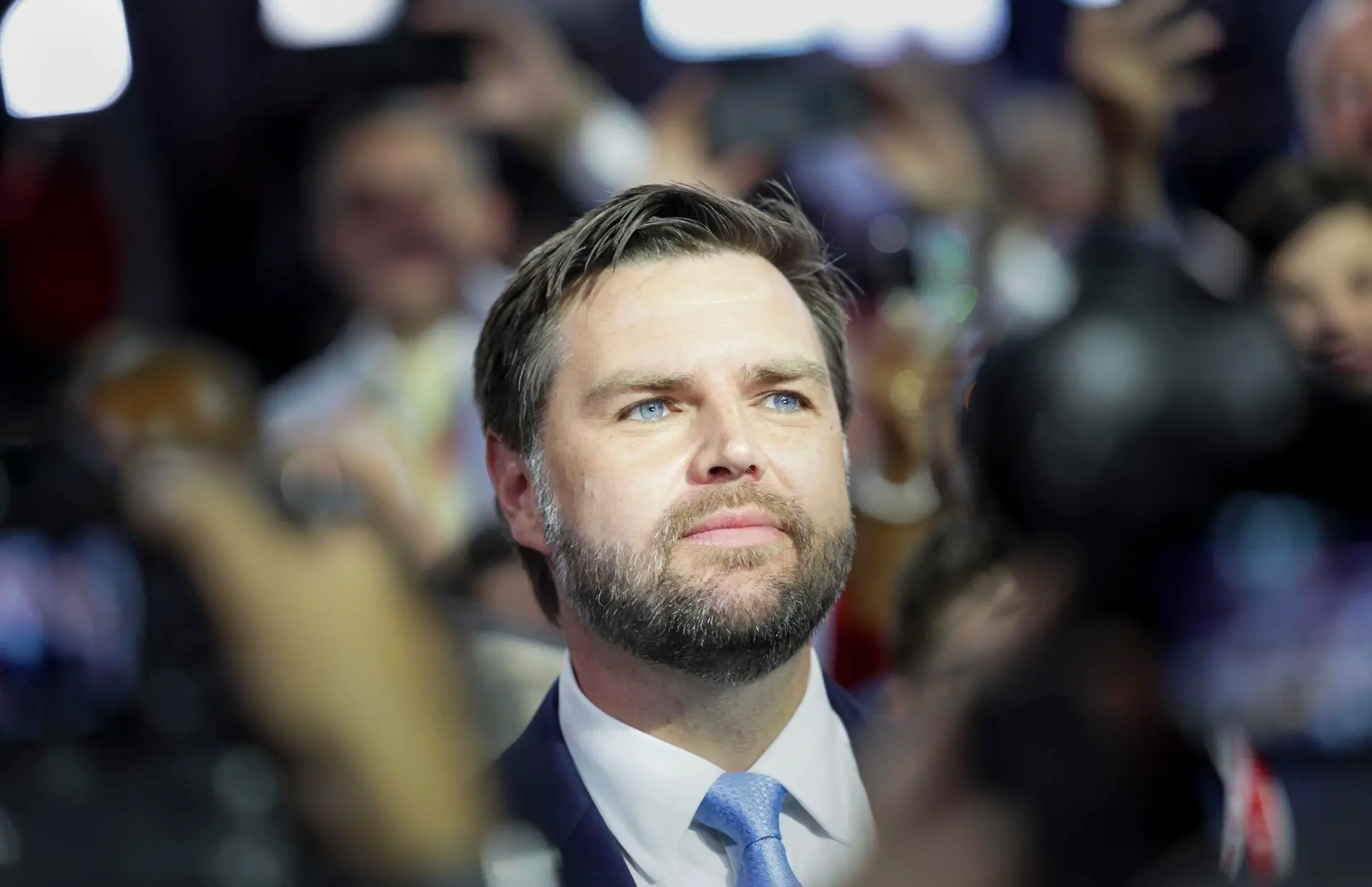 El Senador Republicano de Ohio J.D. Vance llega para aceptar su nominación a la vicepresidencia el día inaugural de la Convención Nacional Republicana (RNC) en Milwaukee, Wisconsin, EE.UU.. EFE/EPA/Allison Cena
