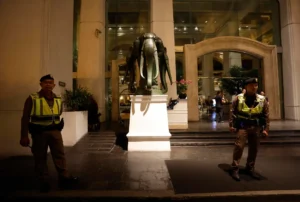 Agentes de policía tailandeses aseguran la zona durante las investigaciones después de que seis personas fueran encontradas muertas en el Hotel Grand Hyatt Erawan de Bangkok, Tailandia. EFE/NARONG SANGNAK