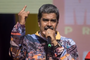 El presidente de Venezuela y candidato a la reelección, Nicolás Maduro, pronuncia un discurso en un acto de campaña este jueves, en Caracas (Venezuela). EFE/Miguel Gutiérrez