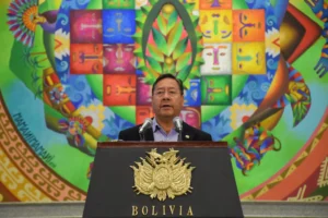 Fotografía de archivo en la que se observa al presidente de Bolivia, Luis Arce, al hablar durante una conferencia de prensa en la sede del Ejecutivo en la de La Paz (Bolivia). EFE/STR