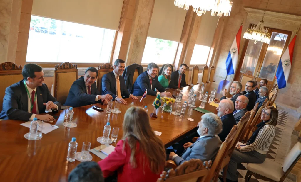 Fotografía cedida por la presidencia de Paraguay del presidente de Paraguay, Santiago Peña (2-i), con el presidente de Brasil, Luiz Inácio Lula da Silva (3-d) participando durante una cumbre de jefes de estado del Mercosur, este lunes en la ciudad de Asunción (Paraguay). EFE/Presidencia De Paraguay