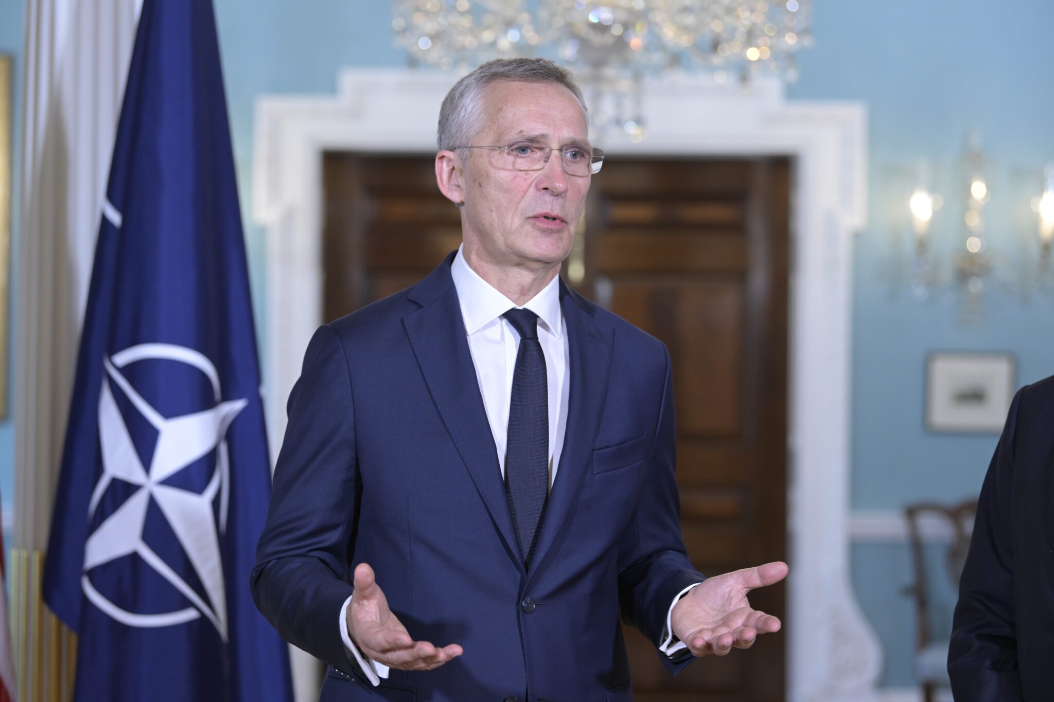 El Secretario General del Tratado Atlántico Norte (OTAN), Jens Stoltenberg, habla durante una reunión con el Secretario de Estado de EE.UU, Antony Blinken, (fuera de cuadro) en un encuentro bilateral, en el marco de las reuniones de la OTAN, en el edificio principal del Departamento de Estado en Washington (EE.UU) EFE/Lenin Nolly