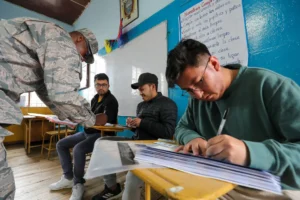 Fotografía de archivo en la que se ve a ciudadanos al votar un referéndum de once preguntas, en Quito (Ecuador). EFE/ José Jácome