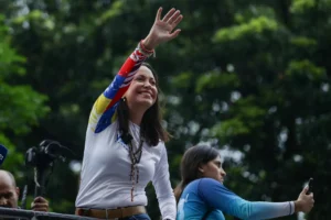 La líder opositora María Corina Machado saluda a varios simpatizantes durante un acto de campaña del Candidato opositor Edmundo González en Caracas (Venezuela). EFE/ Ronald Pena R