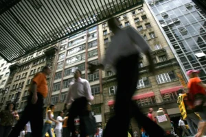 Ciudadanos caminan por el centro de Sao Paulo (Brasil), en una fotografía de archivo. EFE/Sebastião Moreira
