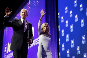 El presidente de EE.UU., Joe Biden (i), se retira de un escenario junto a su esposa, Jill Biden (d), en una fotografía de archivo. EFE/Ting Shen/Pool