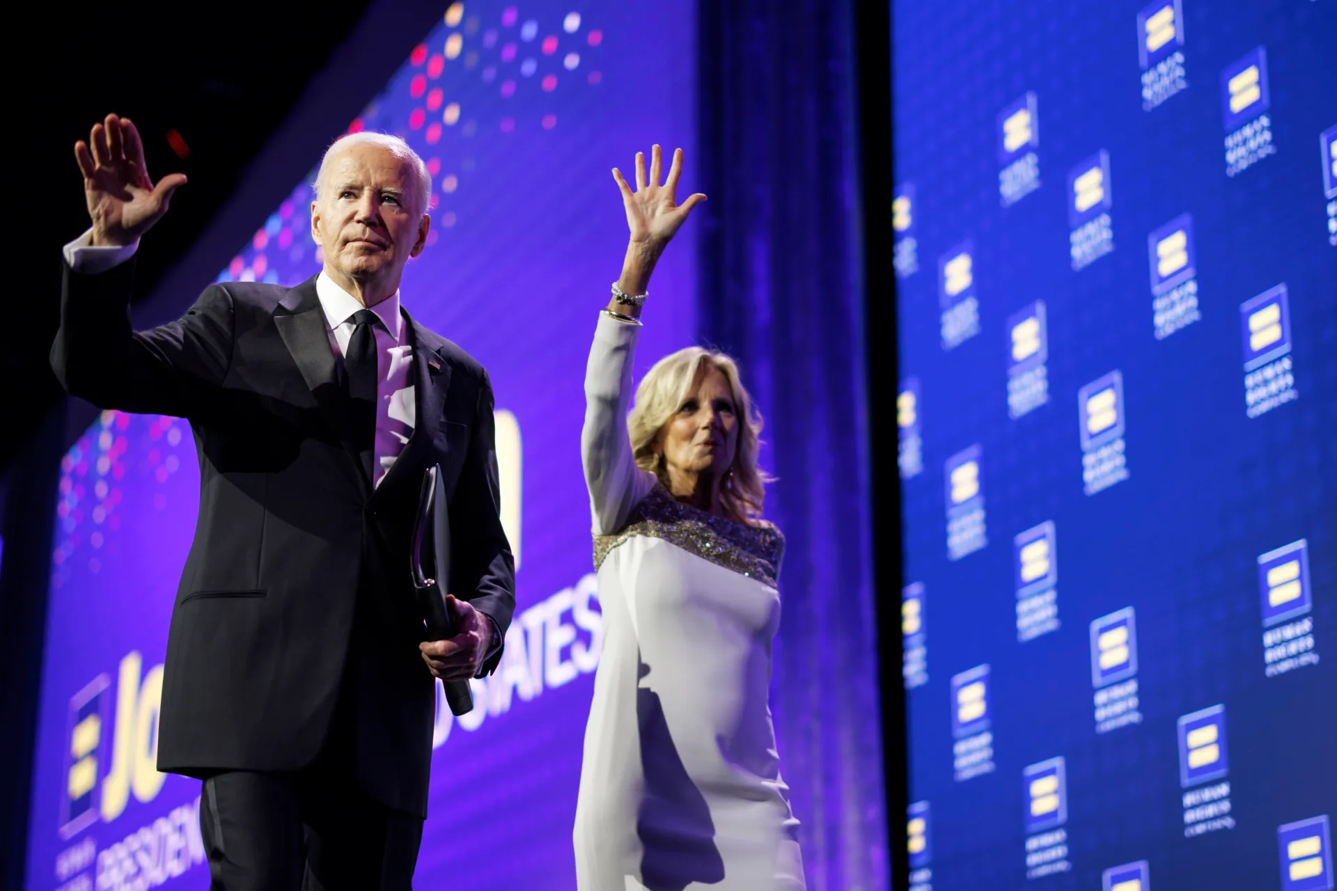 El presidente de EE.UU., Joe Biden (i), se retira de un escenario junto a su esposa, Jill Biden (d), en una fotografía de archivo. EFE/Ting Shen/Pool