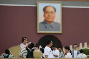 Un grupo de ciudadanos delante del retatro Mao Zedong en la plaza de Tiananmen, en Pekín este lunes. EFE/EPA/ANDRES MARTINEZ CASARES