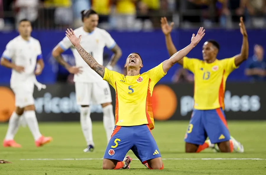 Los colombianos Kevin Castaño (C) y Yerry Mina (d) reaccionan al derrotar a Uruguay Copa América 2024. EFE/EPA/ERIK S. MENOR