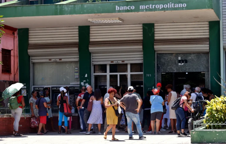 Fotografía de archivo que muestra a personas mientras hacen fila en un banco, en La Habana (Cuba). EFE/ Ernesto Mastrascusa