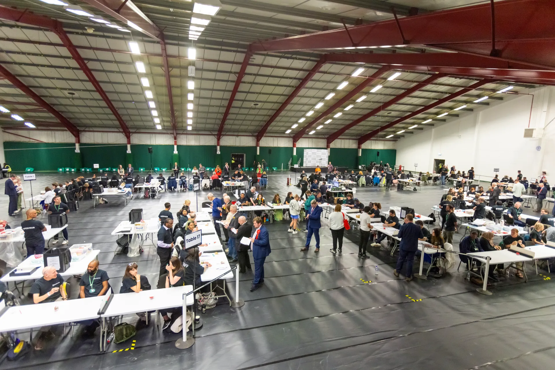 Se cuentan los votos electorales en Islington, Londres, Inglaterra, el 4 de julio de 2024. EFE/EPA/Jon Rowley