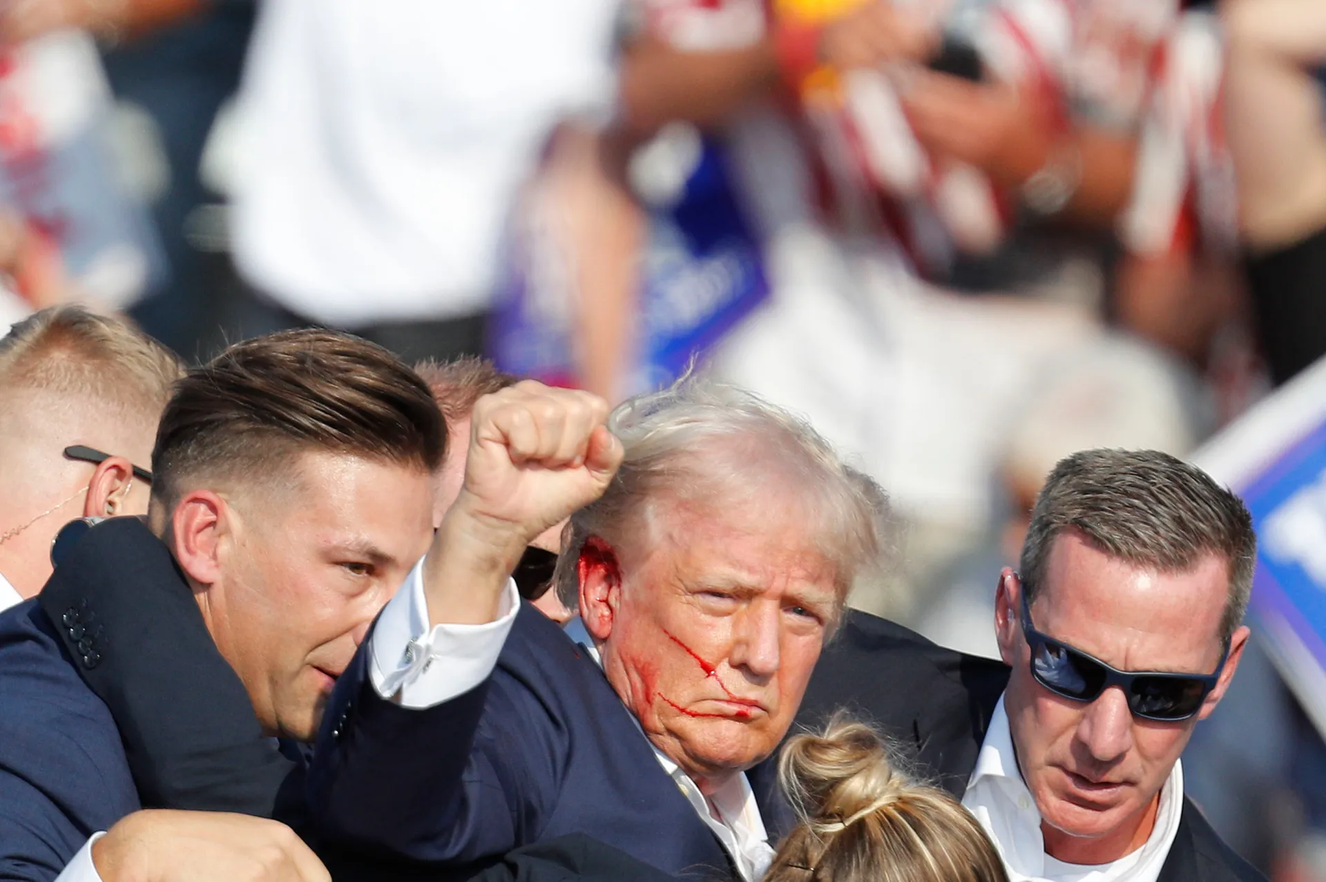 El expresidente estadounidense Donald Trump es evacuado del escenario por el servicio secreto después de un incidente durante un mitin de campaña en el Butler Farm Show Inc. en Butler, Pensilvania (EE.UU.). EFE/David Maxwell