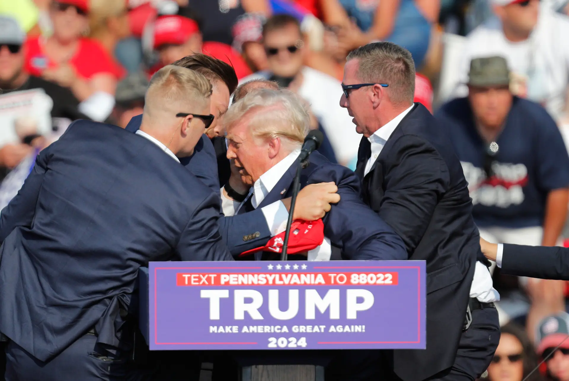 El expresidente estadounidense Donald Trump es evacuado del escenario por el servicio secreto. EFE/David Maxwell