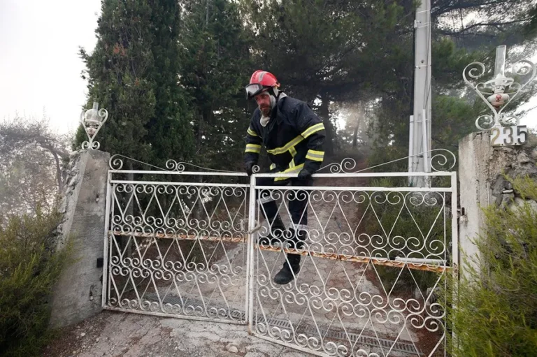 Los bomberos tratan de apagar un incendio cerca de Niza, Francia, en una imagen de archivo. EFE/Sebastien Nogier