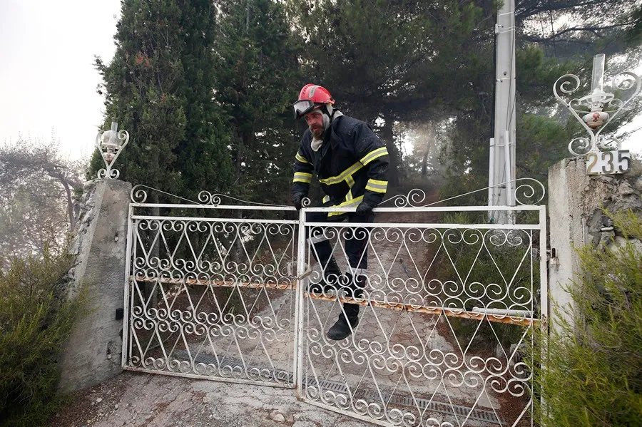 Los bomberos tratan de apagar un incendio cerca de Niza, Francia, en una imagen de archivo. EFE/Sebastien Nogier