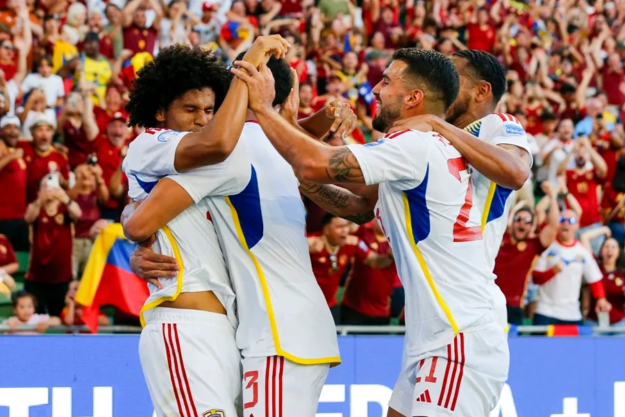 El delantero venezolano Eduardo Bello (i) es felicitado por su equipo en la Copa América 2024. EFE/EPA/ADAM DAVIS