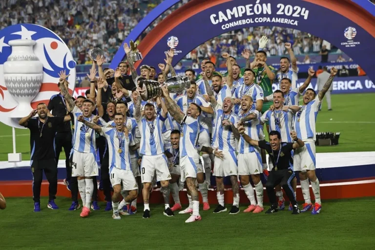 Los jugadores de Argentina celebran ganar la final de la Copa América 2024. EFE/EPA/CJ GUNTHER