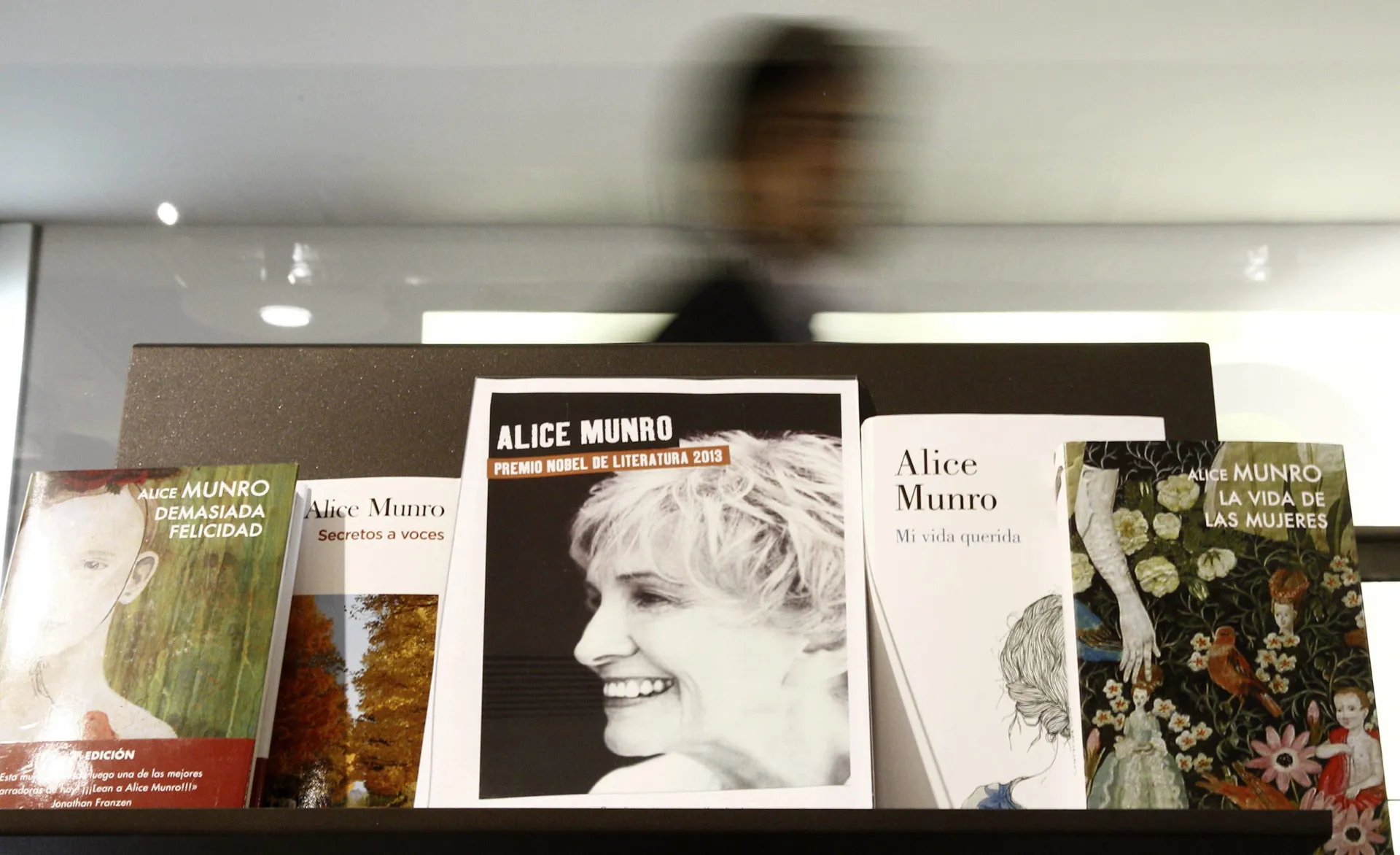 Fotografía en la que se observan varias obras de la escritora canadiense Alice Munro en la librería FNAC en Madrid (España). EFE/Ballesteros