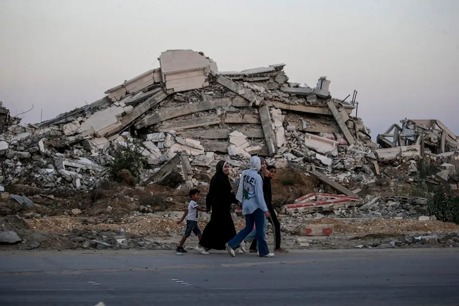 Palestinos caminan por la carretera Salah Al Din tras abandonar Jan Yunis, en el sur de la Franja de Gaza, por una nueva operación militar israelí. EFE/EPA/Mohammed Saber