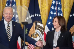 La vicepresidenta de EE.UU., Kamala Harris (d), participa en un acto con el presidente estadounidense, Joe Biden (i), en una fotografía de archivo. EFE/Annabelle Gordon/Pool