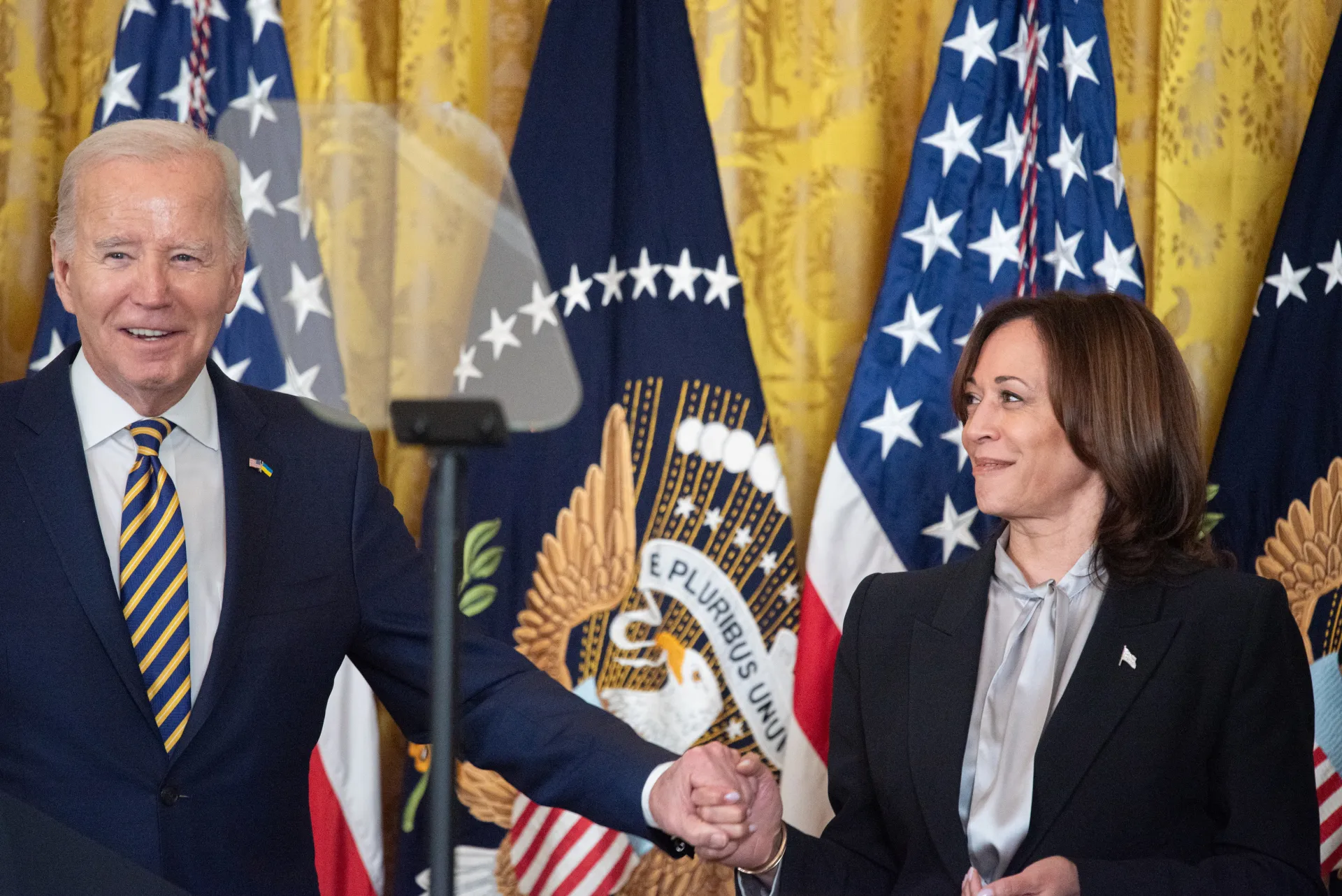 La vicepresidenta de EE.UU., Kamala Harris (d), participa en un acto con el presidente estadounidense, Joe Biden (i), en una fotografía de archivo. EFE/Annabelle Gordon/Pool
