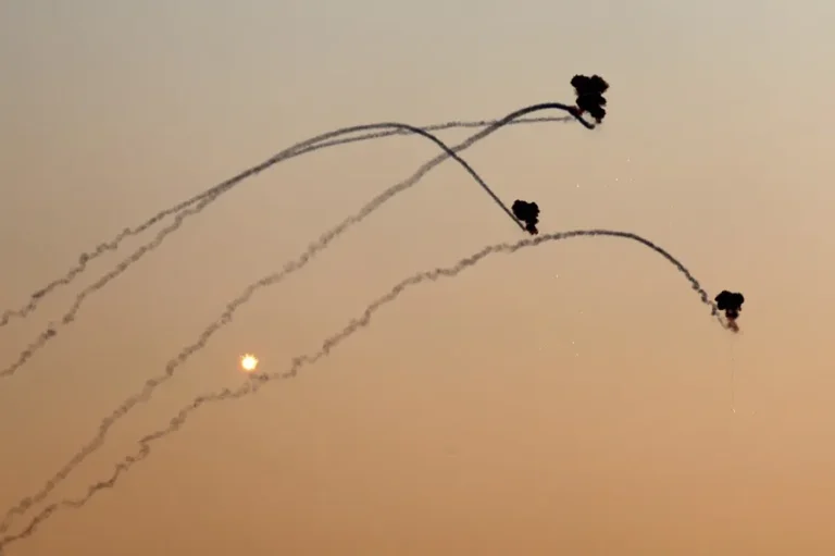 El sistema de defensa aérea israelí Cúpula de Hierro intercepta un misil disparado desde el sur del Líbano sobre Kirat Shomna, en la Alta Galilea. EFE/EPA/Atef Safadi