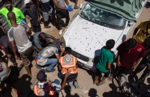 Palestinos inspeccionan un automóvil dañado después de un ataque aéreo israelí en la zona de Al-Mawasi, al sur de la Franja de Gaza, el pasado 16 de julio. EFE/Haitham Imad