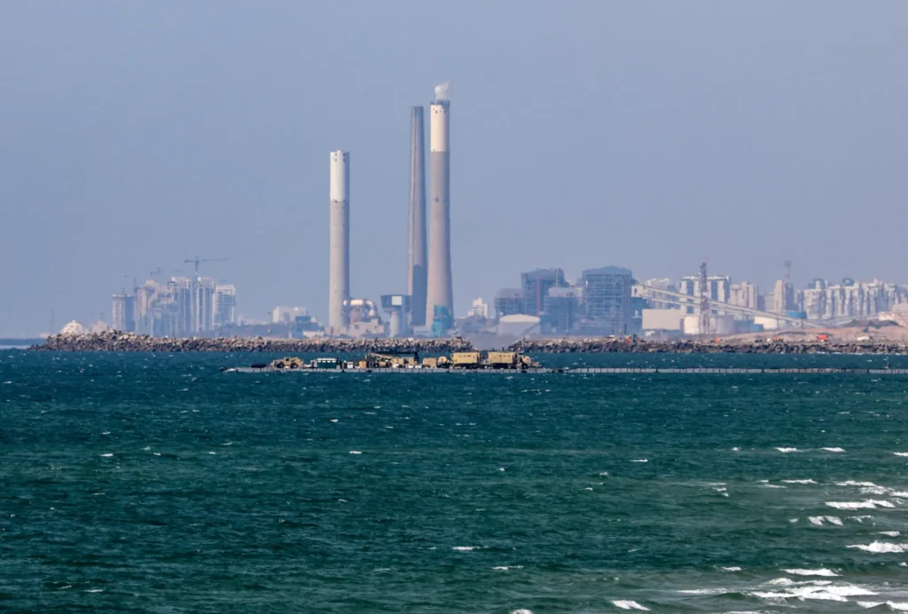 Vista del muelle de EE.UU. que busca facilitar la entrada de ayuda a la Franja de Gaza, el 17 de mayo de 2024. EFE/Mohammed Saber