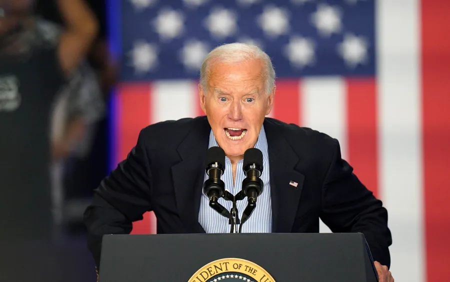El presidente estadounidense Joe Biden, habla sobre permanecer en la carrera por la presidencia durante una parada de campaña en Sherman Middle School en Madison, Wisconsin, EE.UU., este 5 de julio. EFE/EPA/Steve Apps