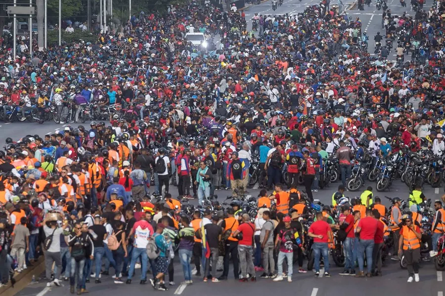 Seguidores del presidente y candidato a la reelección Nicolás Maduro participan en motocicletas en un acto de campaña este jueves, en Caracas (Venezuela). EFE/ Miguel Gutiérrez