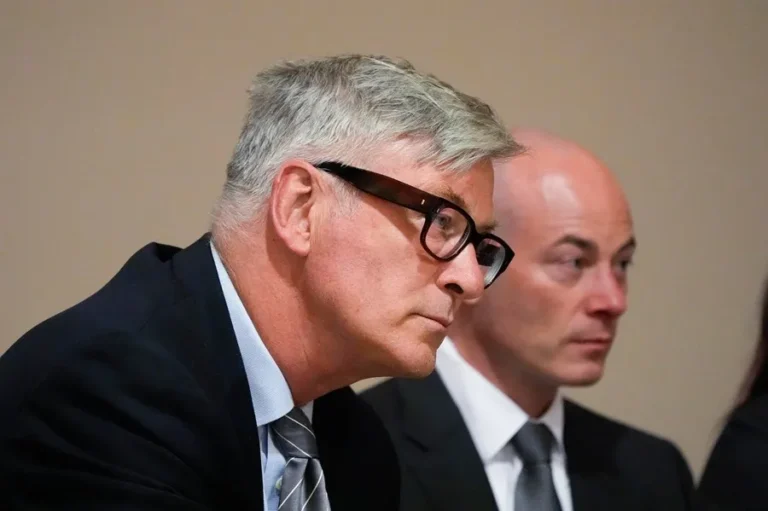 Alec Baldwin en el juicio por la muerte de la directora de fotografía en el set de la película 'Rust'. EFE/EPA/Ross D. Franklin