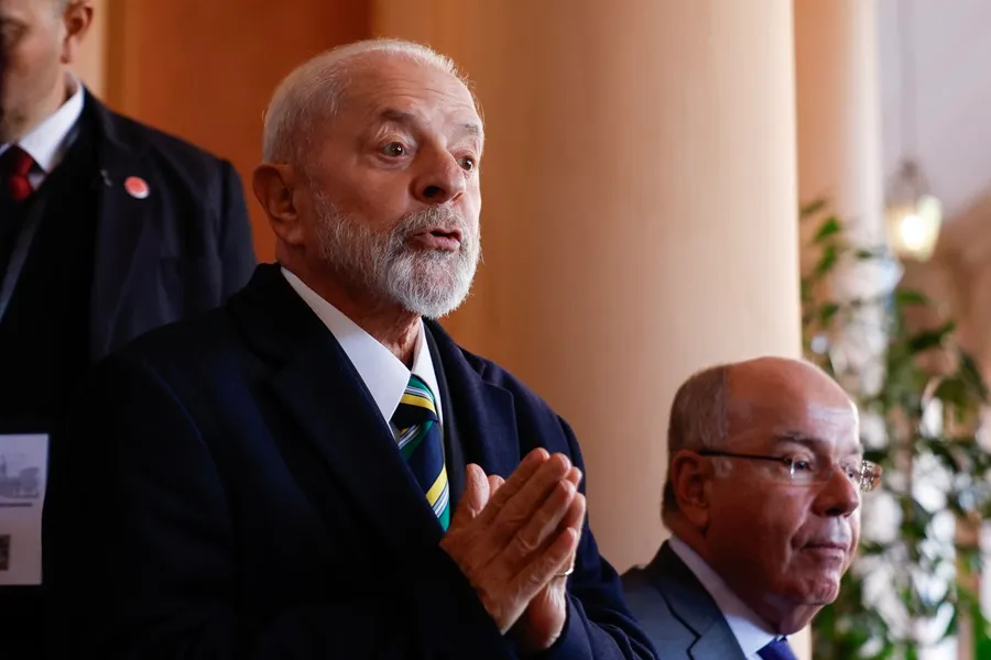 El presidente de Brasil Luiz Inácio Lula da Silva habla con medios de comunicación al final de la cumbre de los jefes de Estado del Mercosur este lunes, en el Palacio de López, en Asunción (Paraguay). EFE/Antonio Lacerda