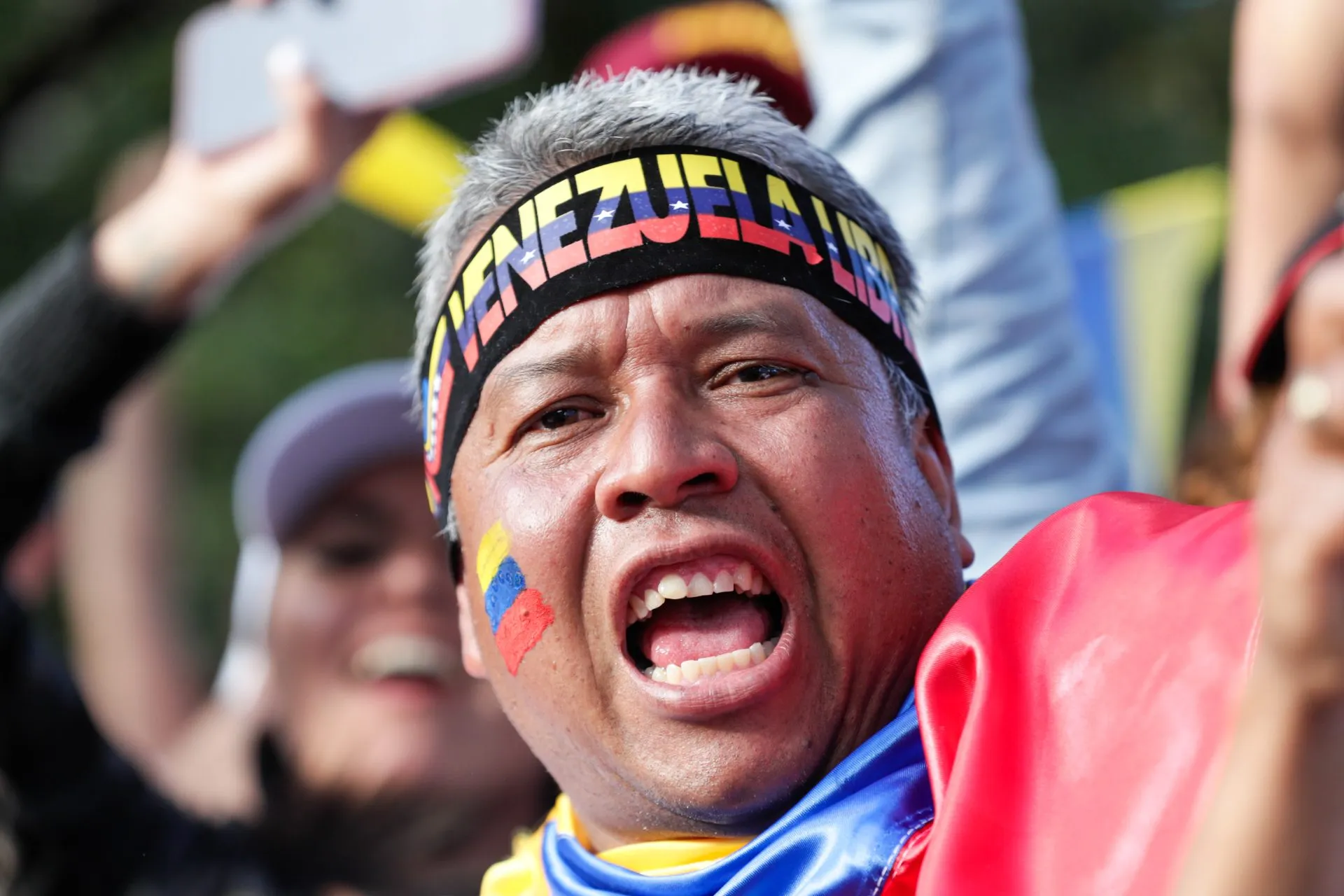 Un ciudadano venezolano se reúne con compatriotas en las calles de Bogotá (Colombia). EFE/Carlos Ortega
