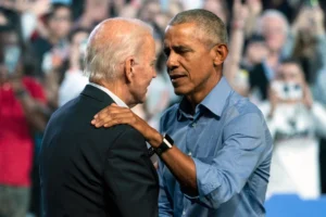 El presidente de EE.UU., Joe Biden (i), habla con el exmandatario estadounidense Barack Obama (d), en una fotografía de archivo. EFE/Will Oliver