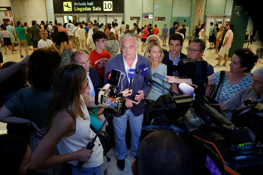 Los parlamentarios españoles del Partido Popular Europeo (PPE) desplazados a Caracas por las elecciones del domingo, entre ellos, el portavoz del PP en el Congreso, Miguel Tellado (i), el senador Alfonso Serrano (2-d), la diputada Cayetana Álvarez de Toledo(4-d) y el eurodiputado Esteban González Pons (c), a su llegada este sábado al aeropuerto Adolfo Suárez Madrid-Barajas de Madrid tras ser expulsados del país. EFE/Zipi
