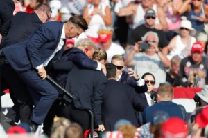 Vista de agentes de seguridad que evacúan a Donald Trump, luego de que un hombre intentara matar al expresidente, el pasado 13 de julio de 2024, en Butler, Pensilvania. EFE/David Maxwell