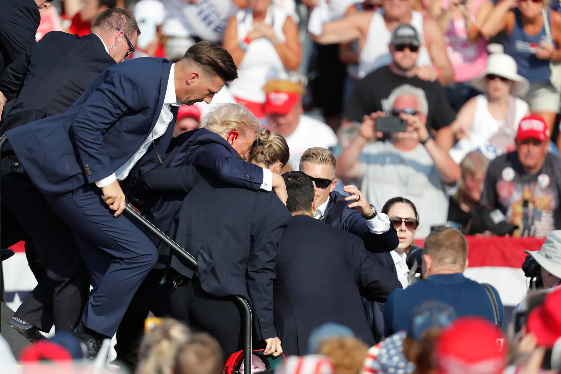 Vista de agentes de seguridad que evacúan a Donald Trump, luego de que un hombre intentara matar al expresidente, el pasado 13 de julio de 2024, en Butler, Pensilvania. EFE/David Maxwell