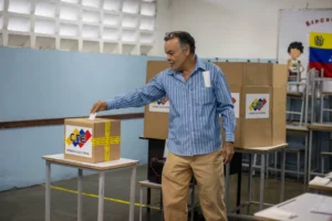 Personas votan durante unas elecciones en Caracas (Venezuela), en una fotografía de archivo. EFE/Miguel Gutiérrez