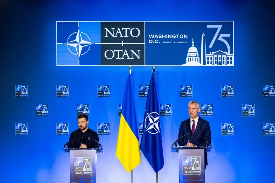 El presidente ucraniano, Volodymyr Zelenski (i), y el secretario general de la OTAN, Jens Stoltenberg, en Washington. EFE/EPA/Jim Lo Scalzo