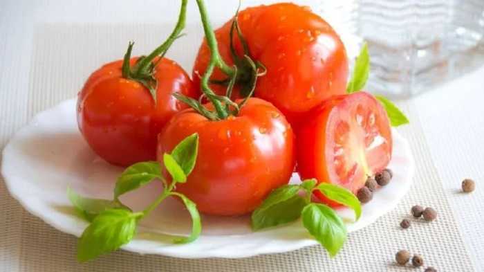 Ensalada de tomate con atún