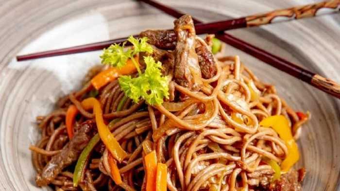 Espagueti oriental con carne